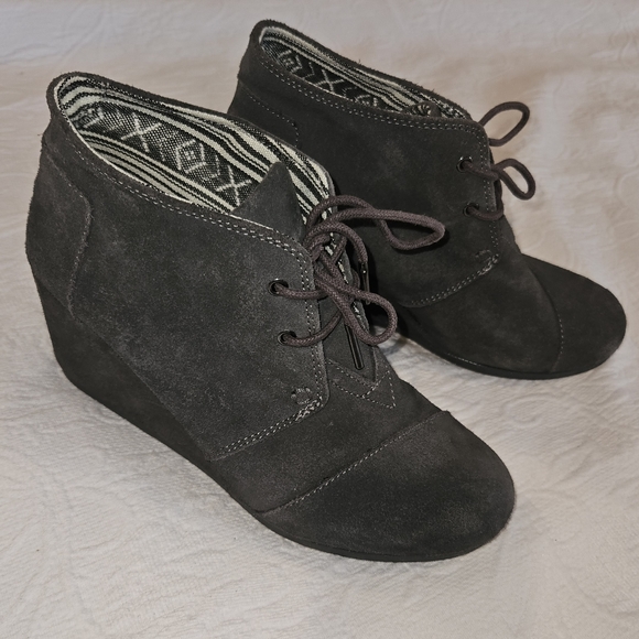 TOMS Dark Gray Suede Comfort Wedge Booties Shoes Women’s Size 9 Fall Boots - Picture 2 of 10